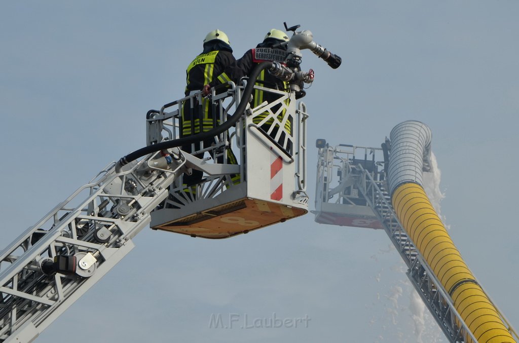 Grossfeuer Poco Lager Koeln Porz Gremberghoven Hansestr P542.JPG - Miklos Laubert